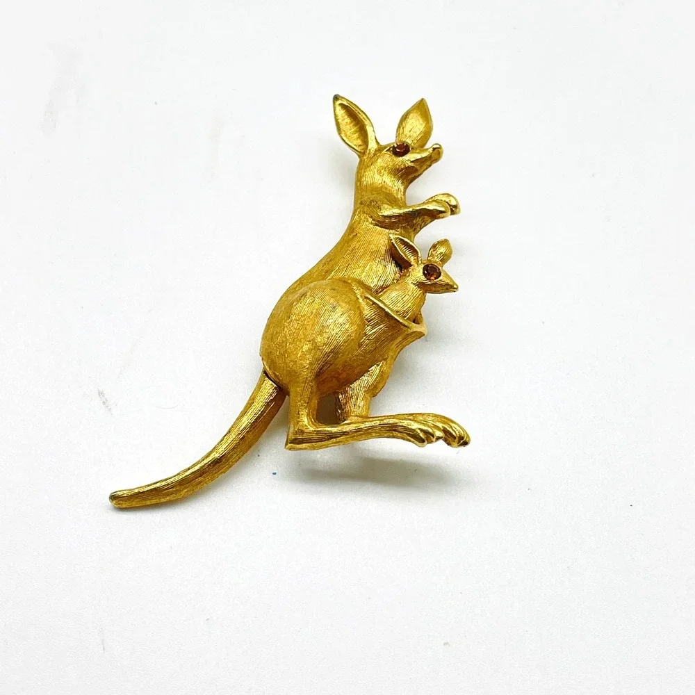 Signed Avon Gold Tone Kangaroo Brooch Pin Articulated Tail Vintage Figural
